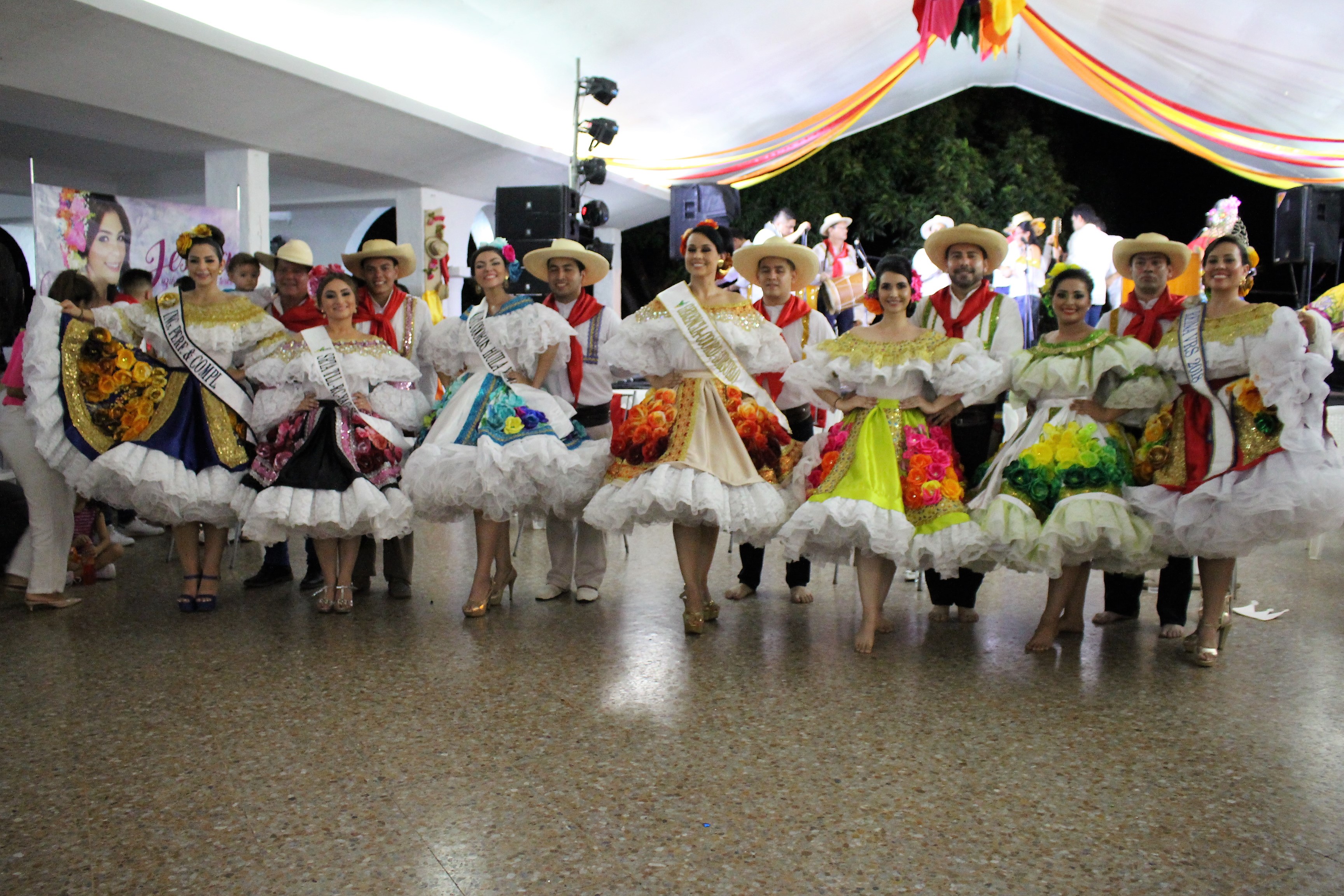 Seis hermosas candidatas se presentaron Jessica Bibiana Rojas, María Camila Hoyos Betancourt, Geraldín Chila Rivas, Paula Sofía Sanmiguel, Natalia Aljure Lasso y Linda Vanessa Diaz Triana, acompañadas de sus parejos y la Reina 2018, María Fernanda Mosquera.
